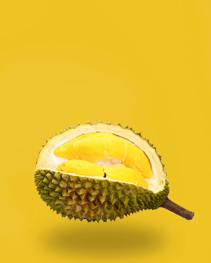 Durian Montong terbuka memperlihatkan daging kuning keemasan